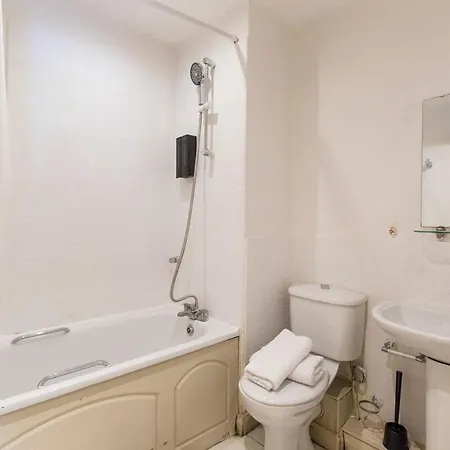 Spacious 2-bed Opposite Santry Park & 10 Min Away From Airport * Дублин