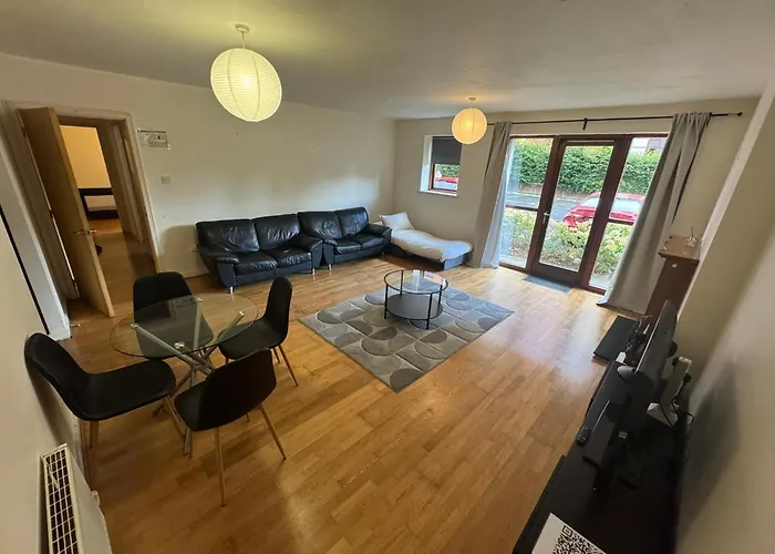 Apartment Spacious 2-bed Opposite Santry Park & 10 Min Away From Airport